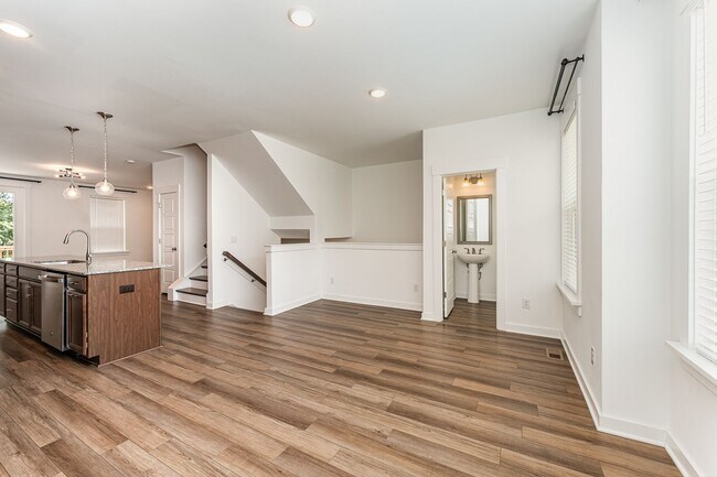 Photo - PRICE IMPROVEMENT! Stunning Ultra-Modern T...