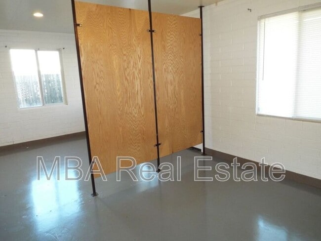Building Photo - 917 E Dunlap Ave Unit Apt 2