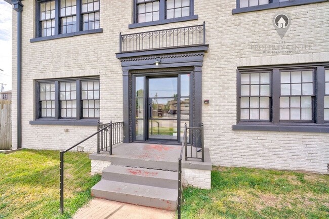Building Photo - 324 NW 24th St Unit 3