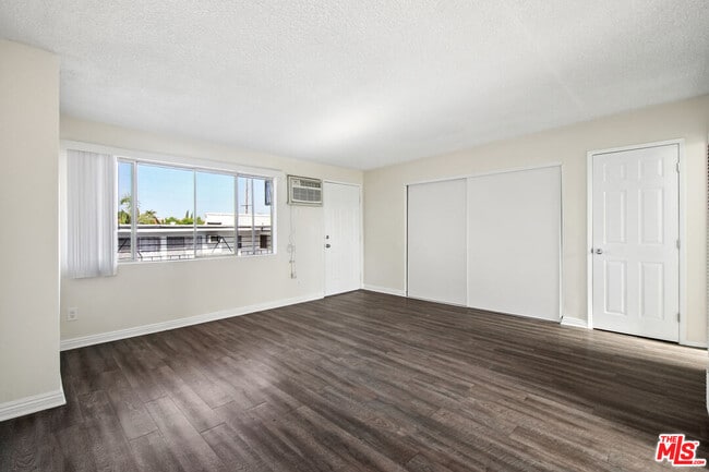 Building Photo - 8924 Van Nuys Blvd Unit 14