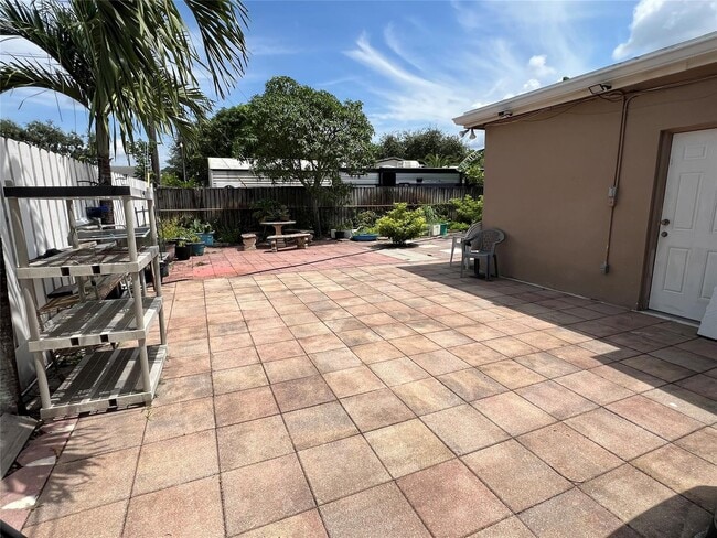 Photo - 7501 Johnson St