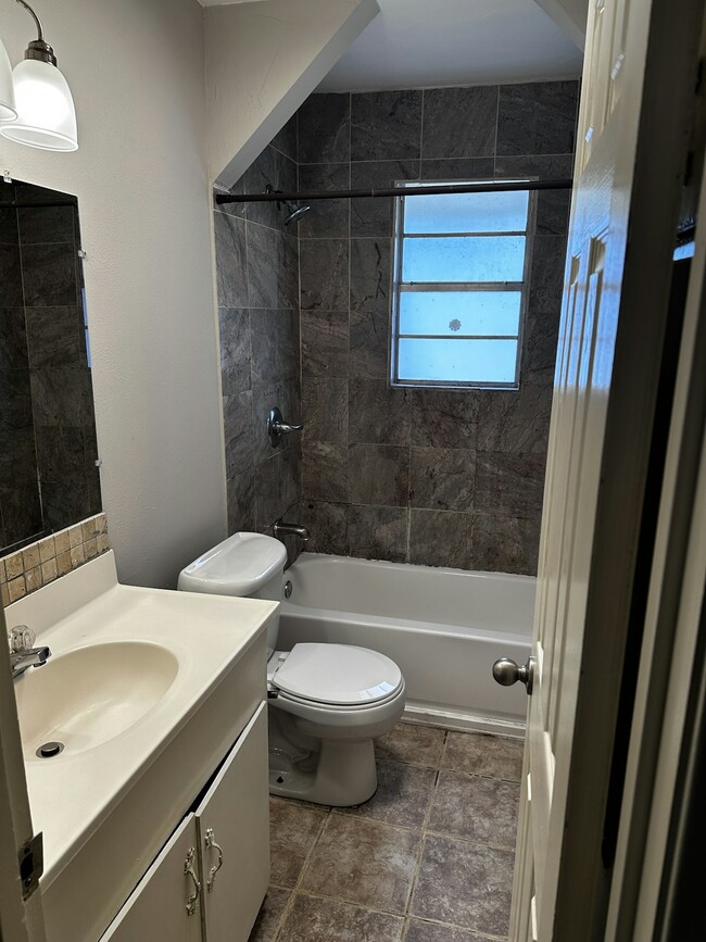 Photo - 402 E Pine Ave