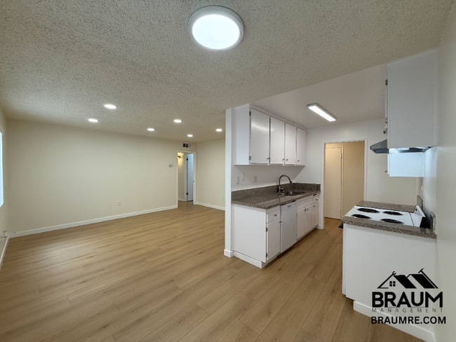 Photo - 5461 Kester Ave Unidad 105