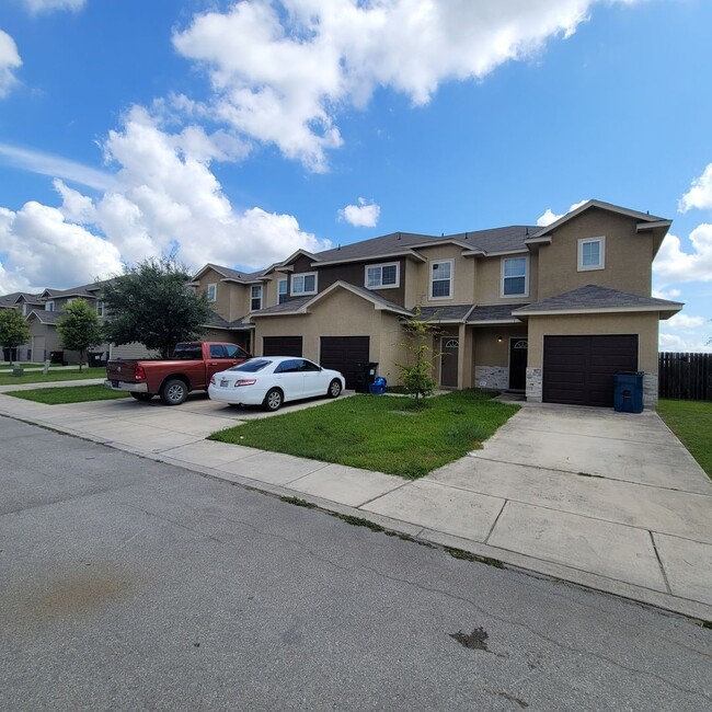 Building Photo - Town home for rent