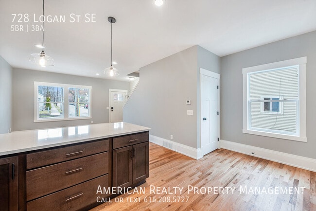 Photo - 728 Logan St SE