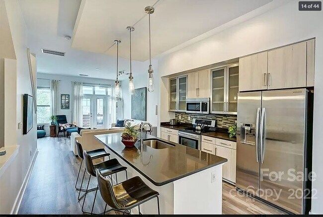 Photo - 215 Doggett St