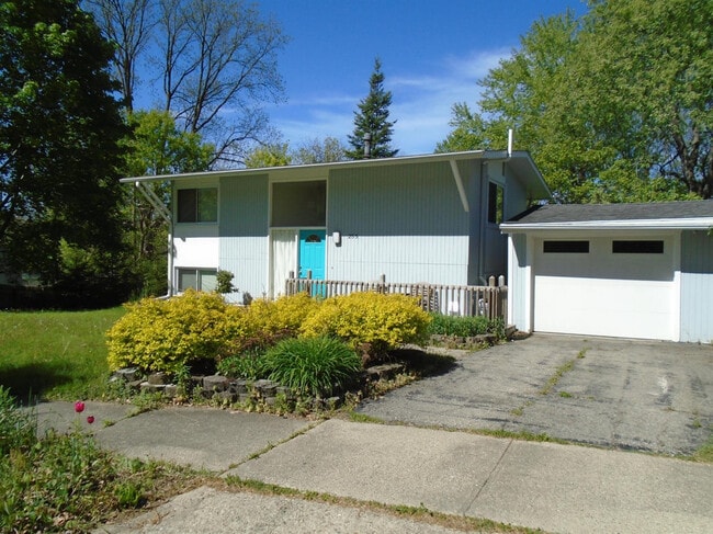 Photo - 255 Brookside Dr