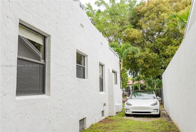 Photo - 5938 NE 5th Ave