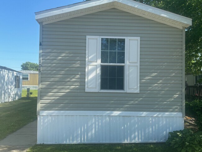 Photo - 831 N Pontiac Trail