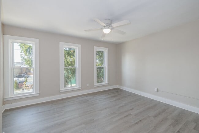 Building Photo - 576 Jefferson St Unit 2