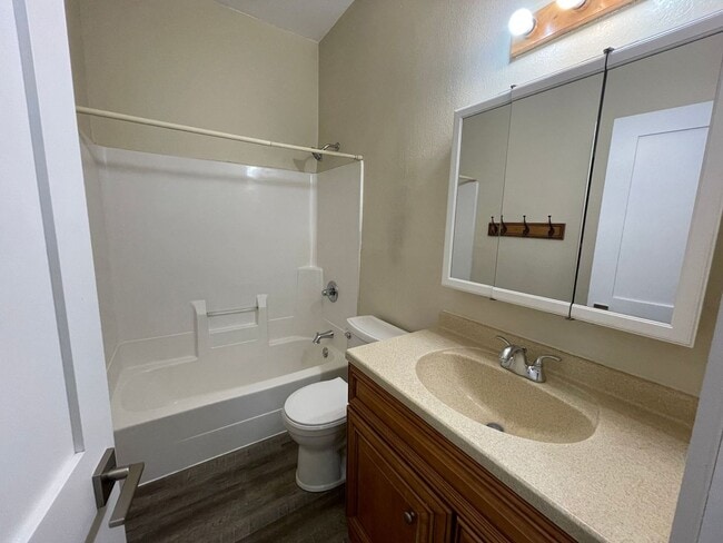 Photo - 416 N 15th Ave E