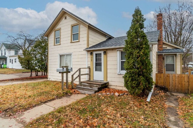 Building Photo - Updated Efficiency Apartment with Modern Kitchen & Bath – Pets Welcome!