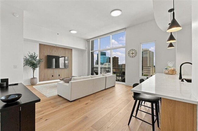 Building Photo - 950 W Peachtree St NW Unit 2009