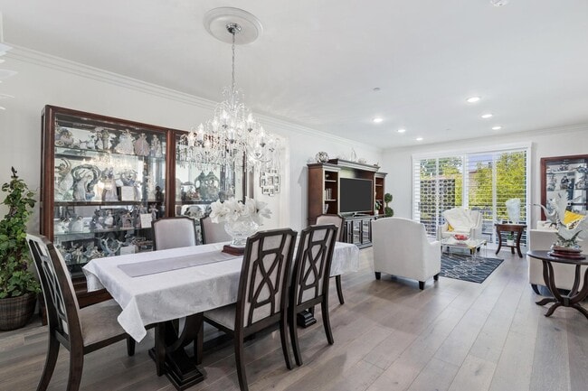 Building Photo - 5253 Vantage Ave Unit #202