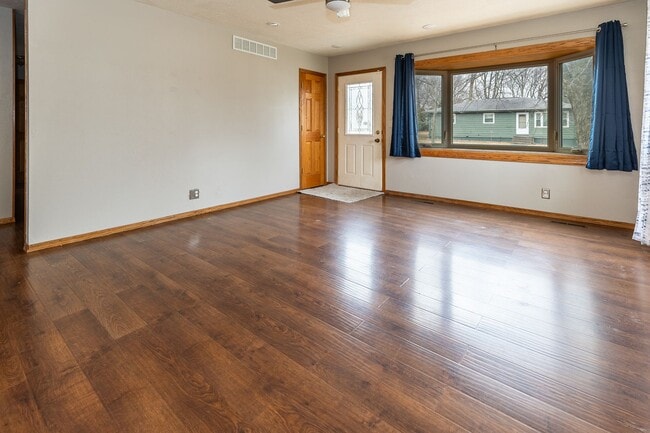 Photo - Extremely sharp 3BR house in Bloomington  Central air.  Washer/dryer.