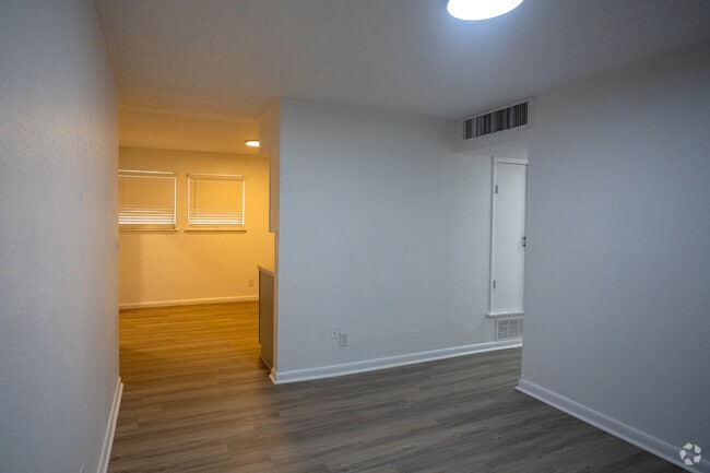 3BR, 1BA - 950SF - Midpoint on Wilshire