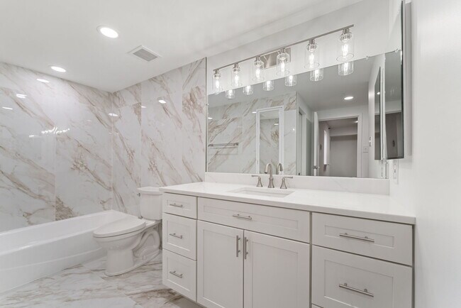 ¡Baño nuevo con paredes y suelo de porcelana! - 1530 Key Blvd Unidad 1009