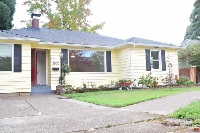 Photo - Charming 3 Bedroom Home With Backyard Avai...