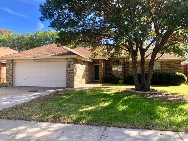 4 Bedroom House with New Flooring - 4 Bedroom House with New Flooring