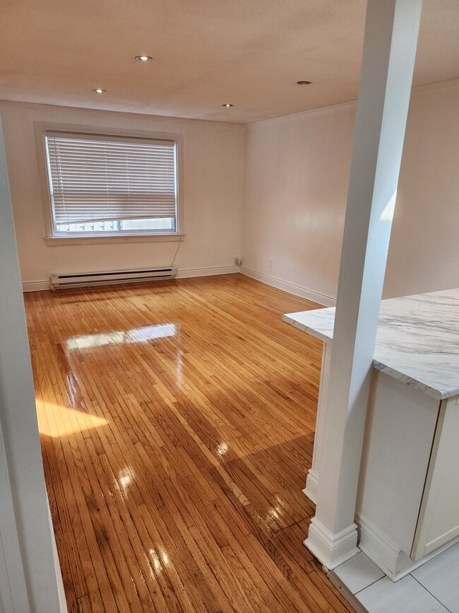 Photo - 2122 Queen St