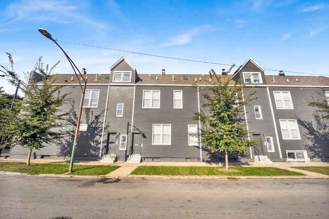 Building Photo - 3300 W Pershing Rd Rental