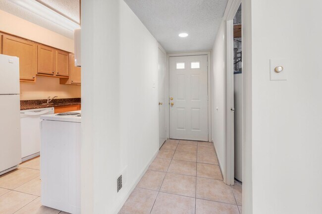 Photo - Beautiful 2 Bedroom Lower Level Condo in L...