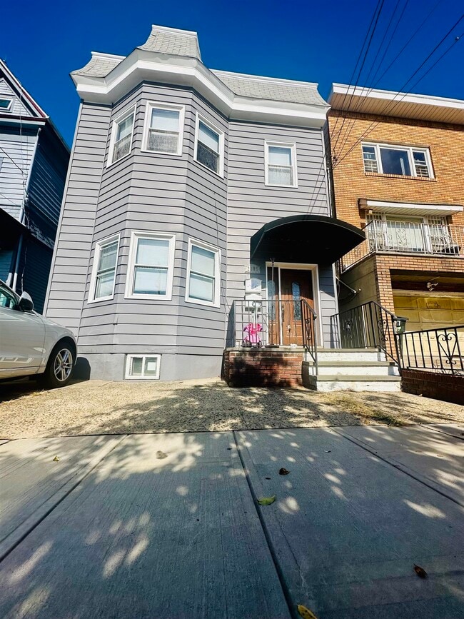 Building Photo - 2105 Palisade Ave Unit 1 Rental