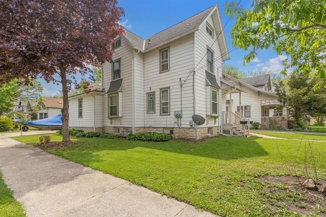 121 N Prairie Ave Unit Upper