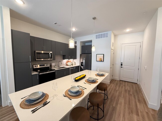 Building Photo - 641 W Crosstimbers St Unit B1.605 Rental