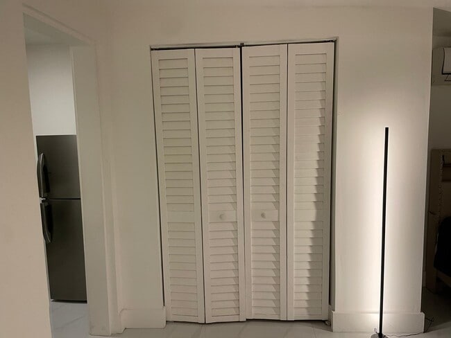 Building Photo - 1033 NW 7th Ter Unit 1