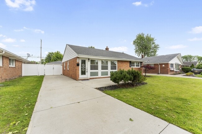 Photo - 18085 Hinton St
