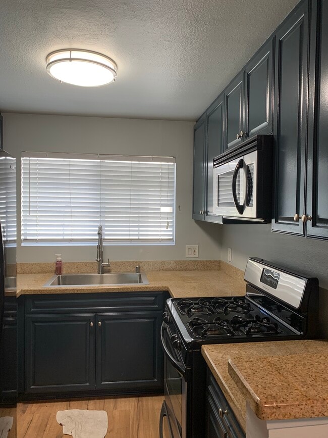 Kitchen (old) - 5525 Canoga Ave Unit 320