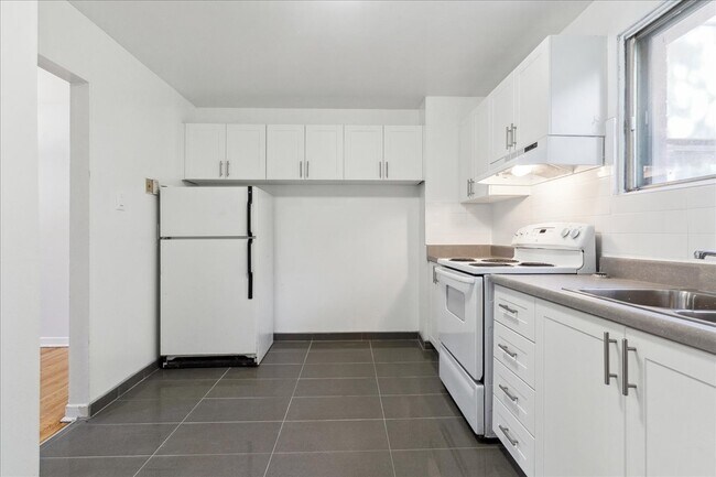 Photo - 1560 Bloor St