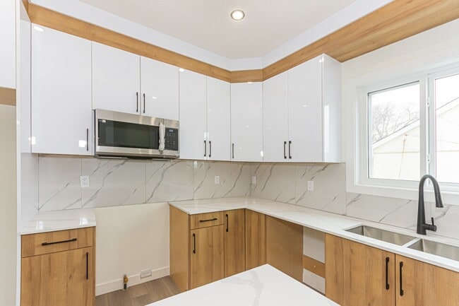 Building Photo - 15105-15196 96 Ave NW Unit 15105 Main