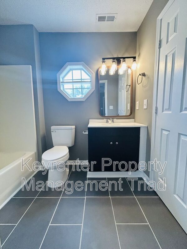 Photo - 302 Charles St