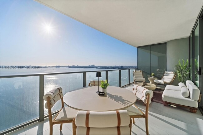 Photo - 3131 NE 7th Ave Unidad 3105