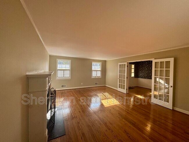 Photo - 807 Barrett Ln