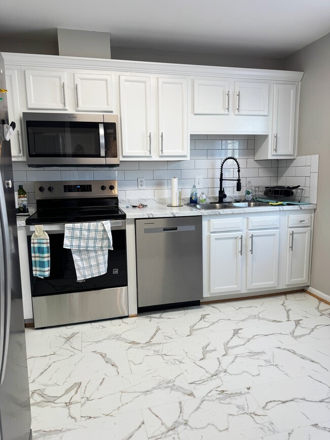 Kitchen - 202 Huntington Ln