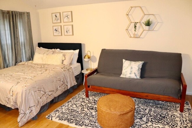 Building Photo - 1600 Jackson Unit 1602A