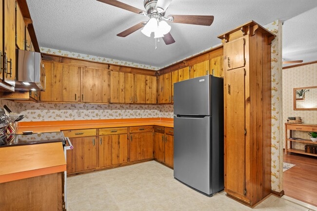 Photo - 708 E Butternut Rd