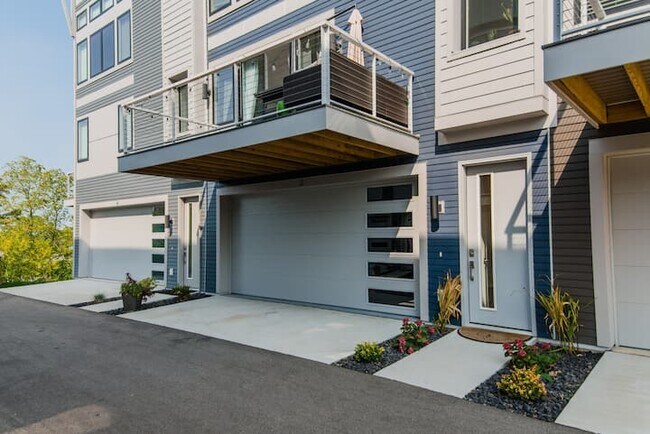 Photo - 635 Fairview Ave NE Unit 3