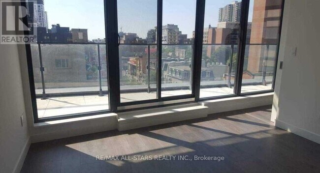 Photo - 215 Queen St W