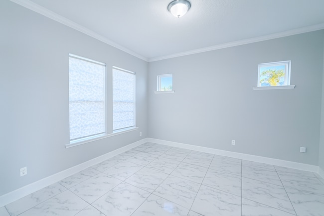 Photo - Luxury Rental in Oxford Estates