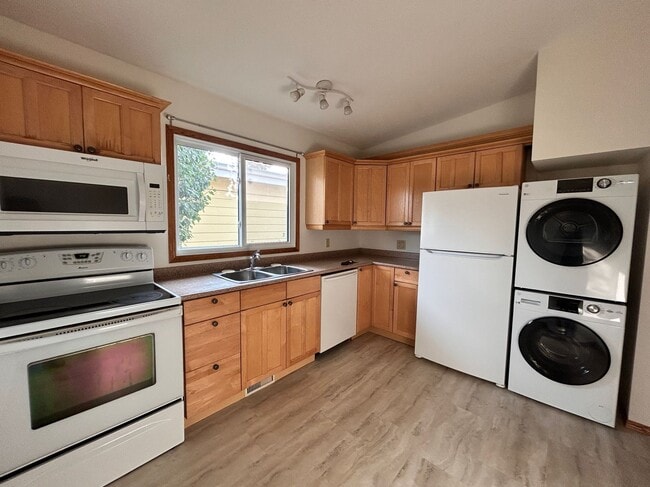 Photo - 4 Bed 2 Bath Unit in Olds, AB Unit A