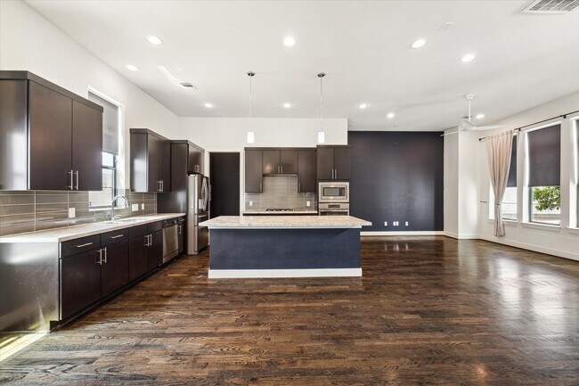 Photo - 1703 Weber St