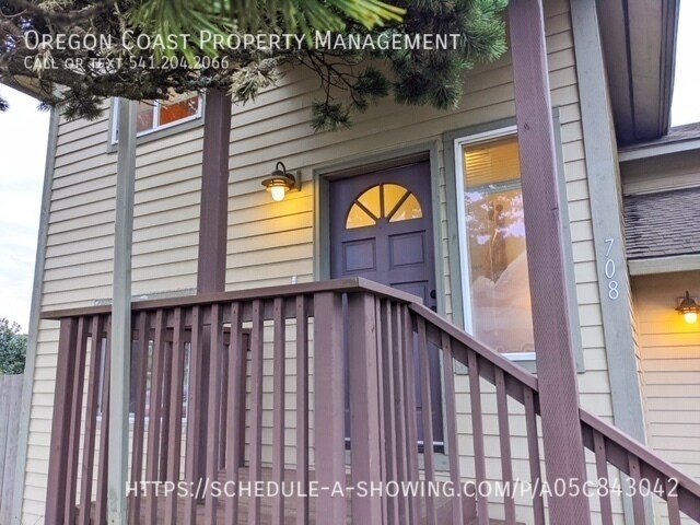Building Photo - 708 SW Bay St Rental