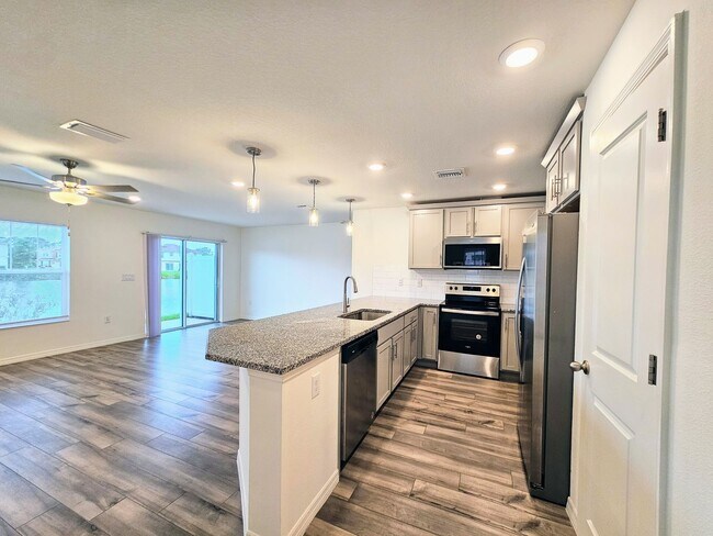 Photo - Charming 3-Bedroom Home with Lake Views in...
