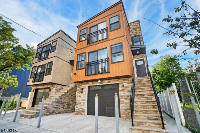 Building Photo - 747 S 11th St