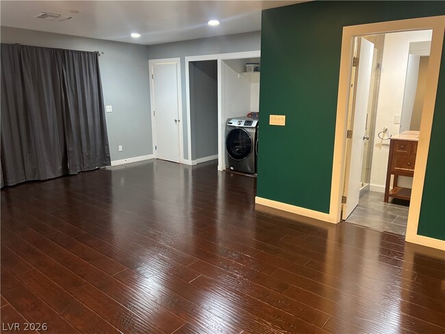 Photo - 811 E Oakey Blvd