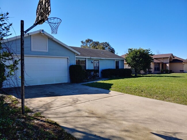 Building Photo - Home on nice, quiet street in Deltona!